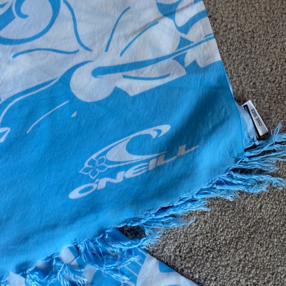O’Neill blue and white wrap. Size 60” x 45” in excellent condition - Picture 2 of 8